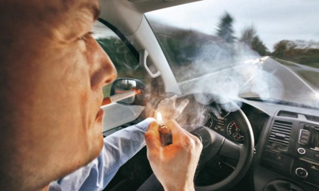 ¿Sabes los peligros de fumar y manejar?
